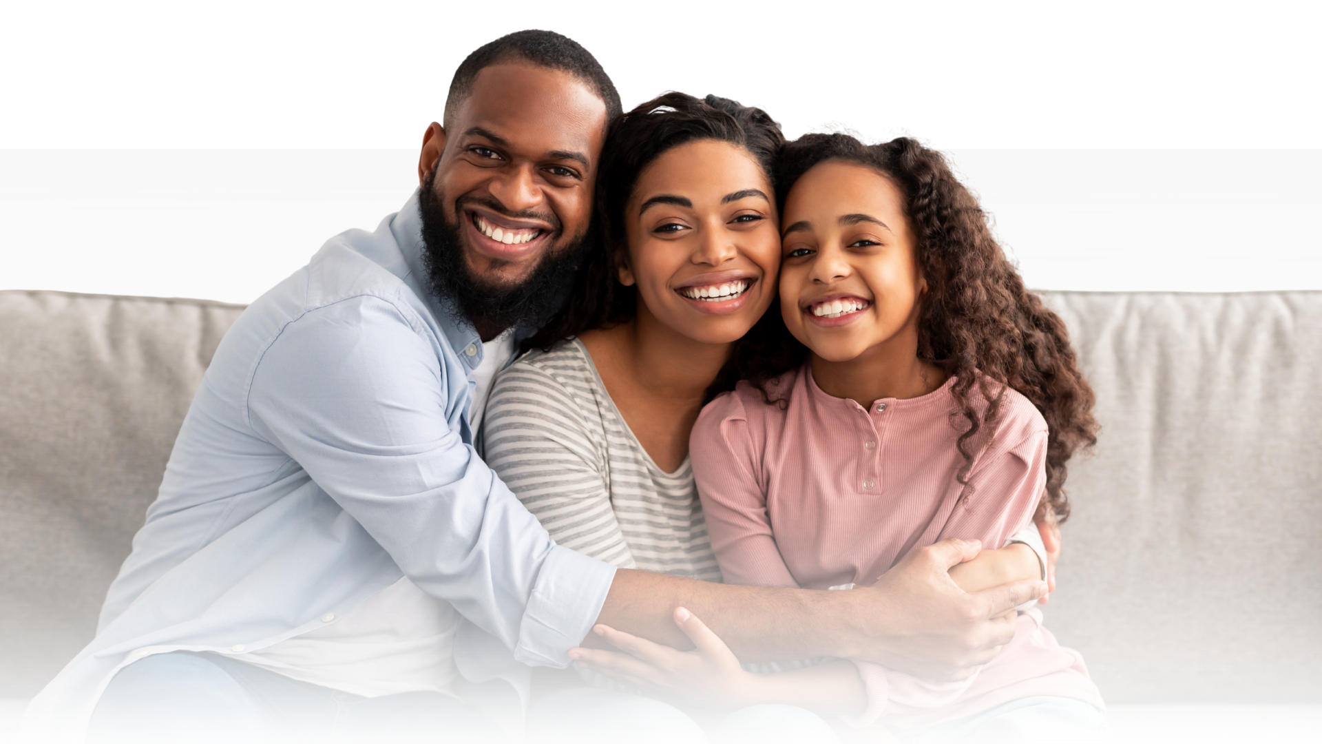 Família feliz protegida pelo plano de saúde +Zello